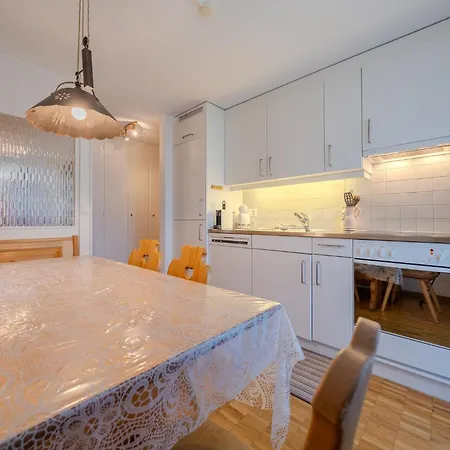 Apartment Latschüel By Vacations, Familienwohnung Im Zentrum Mit Privatparkplatz